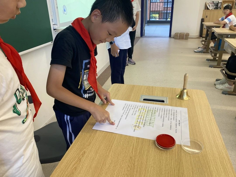 华师大附校初一年级“开学第一课”剪影