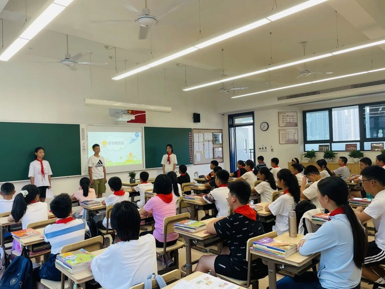 华师大附校初一年级“开学第一课”剪影