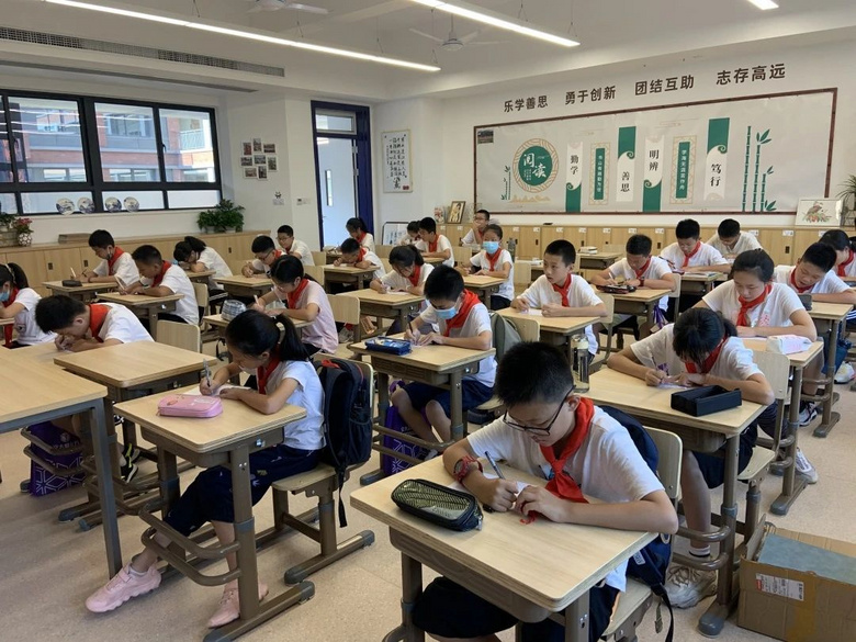 华师大附校初一年级“开学第一课”剪影