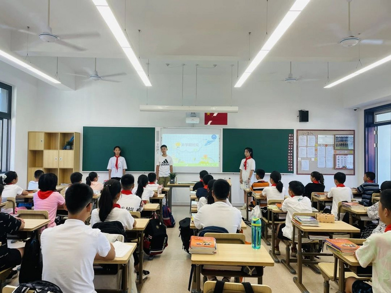 华师大附校初一年级“开学第一课”剪影