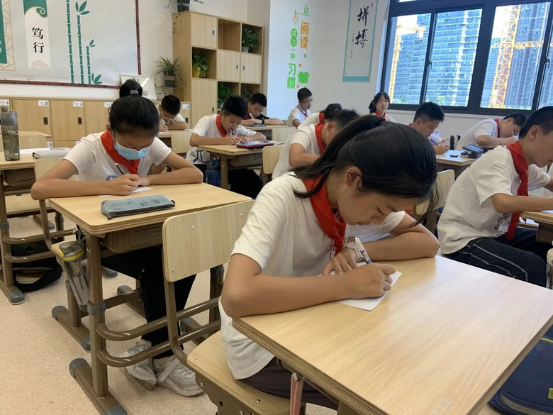 华师大附校初一年级“开学第一课”剪影