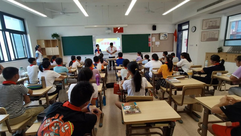 华师大附校初一年级“开学第一课”剪影