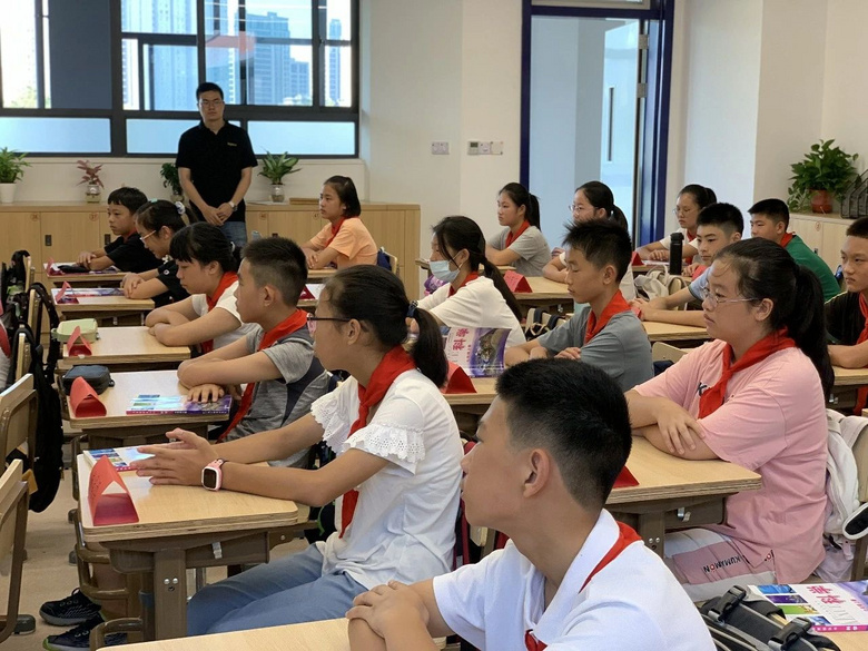 华师大附校初一年级“开学第一课”剪影