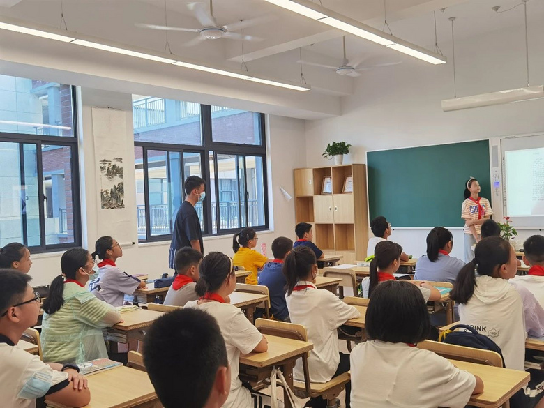 华师大附校初一年级“开学第一课”剪影