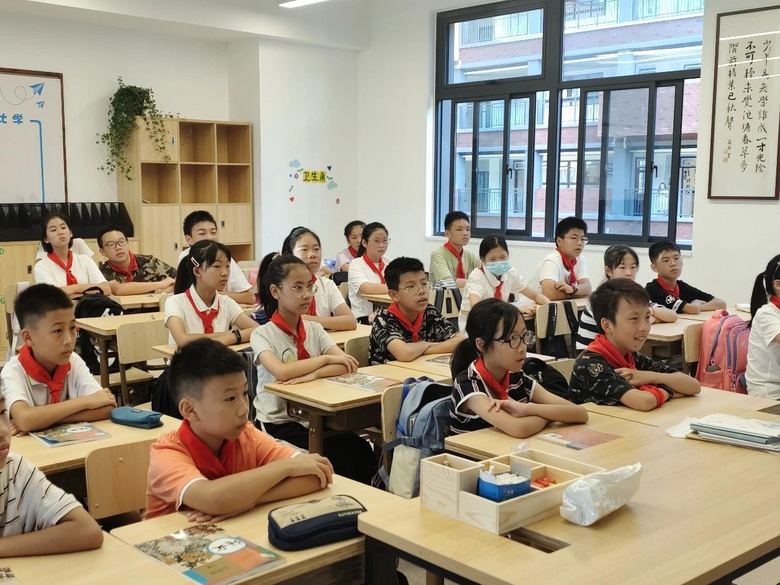 华师大附校初一年级“开学第一课”剪影