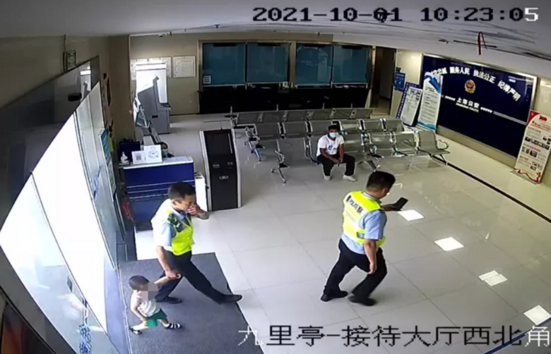 短短4小时，在路上“捡”到多个娃！警察紧急提醒：父母们长点心