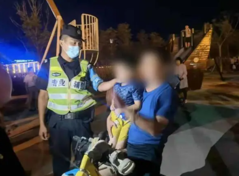 短短4小时，在路上“捡”到多个娃！警察紧急提醒：父母们长点心