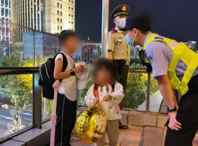 短短4小时，在路上“捡”到多个娃！警察紧急提醒：父母们长点心