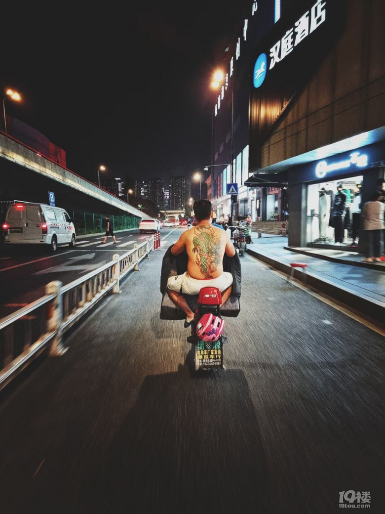 猛男色头盔和青龙纹身很配