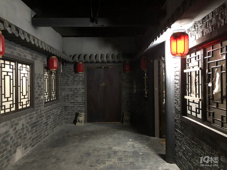 密室真人NPC：月薪上万，凌晨2点下班