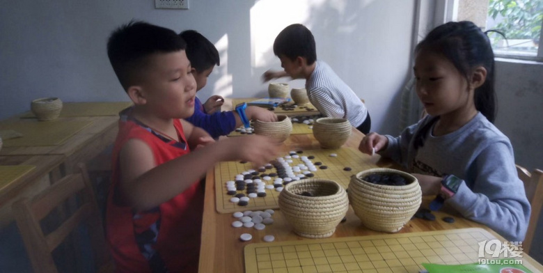 小朋友學(xué)圍棋