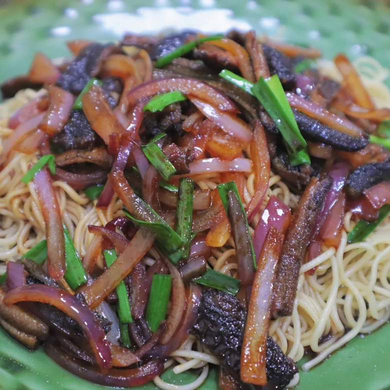 杭州的面館一條街,這家卻靠一道黑魚(yú)煲出圈