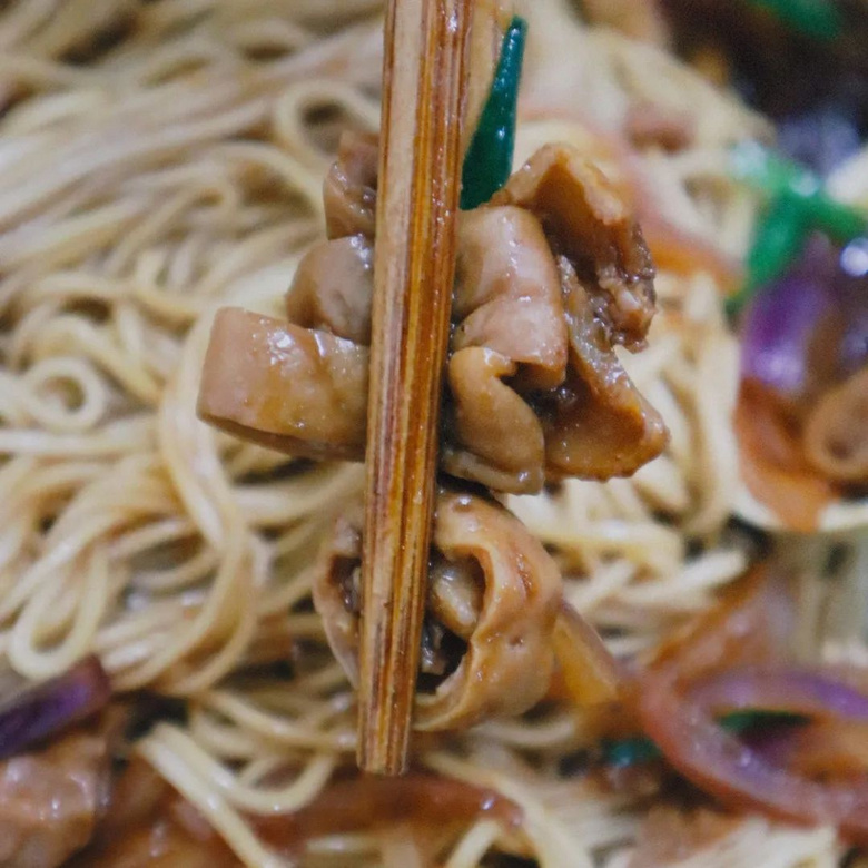 杭州的面館一條街,這家卻靠一道黑魚(yú)煲出圈