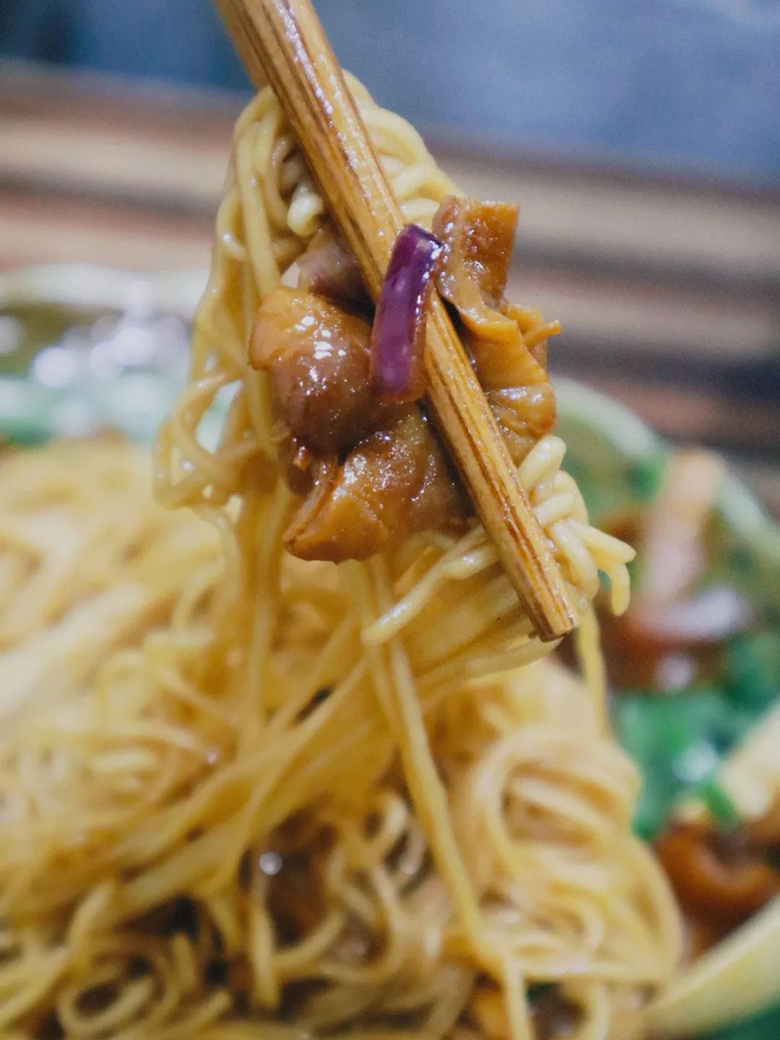 杭州的面館一條街,這家卻靠一道黑魚(yú)煲出圈