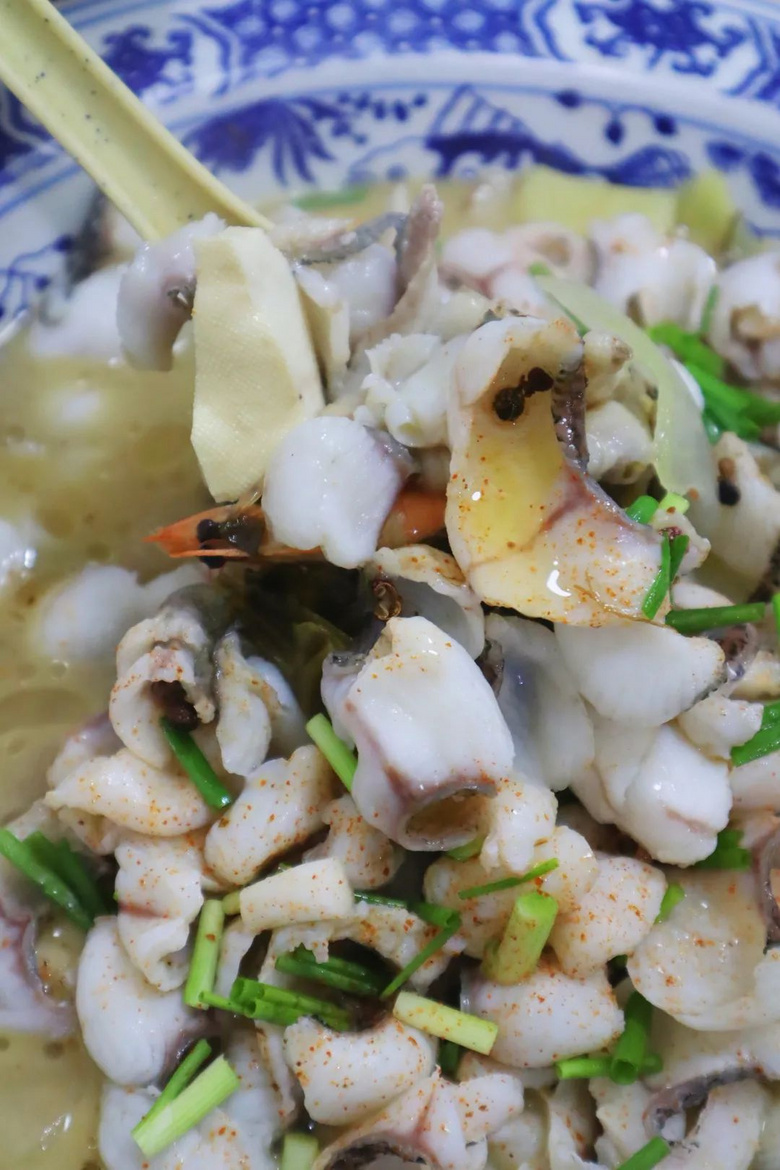 杭州的面館一條街,這家卻靠一道黑魚(yú)煲出圈