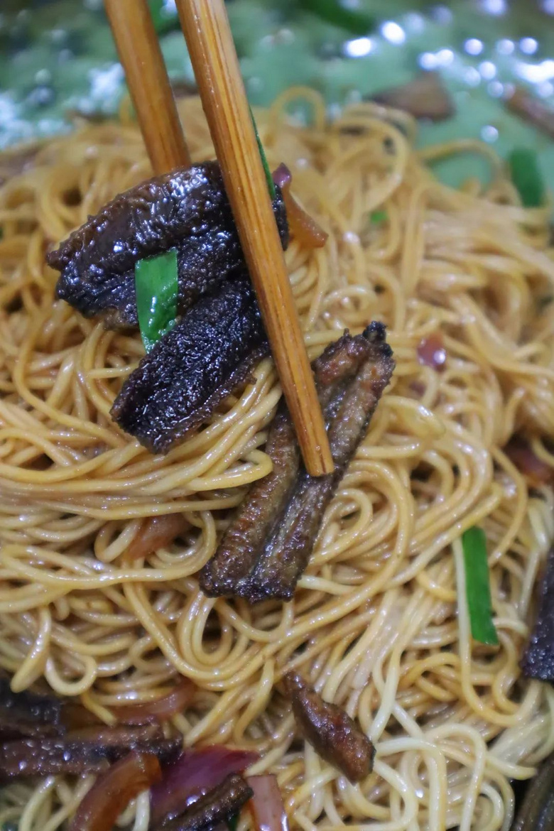 杭州的面館一條街,這家卻靠一道黑魚(yú)煲出圈