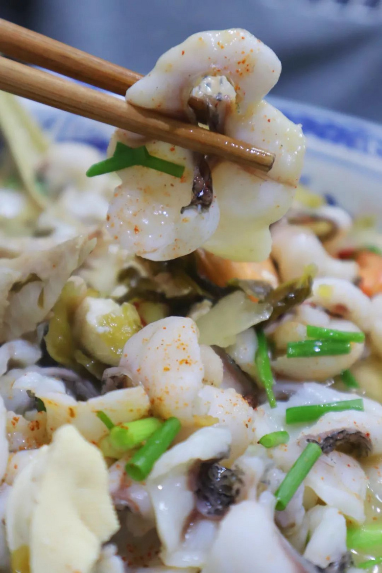 杭州的面館一條街,這家卻靠一道黑魚(yú)煲出圈
