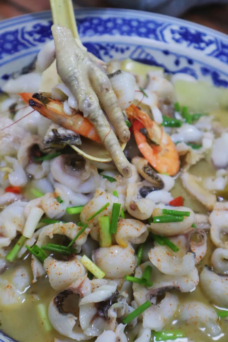 杭州的面館一條街,這家卻靠一道黑魚(yú)煲出圈