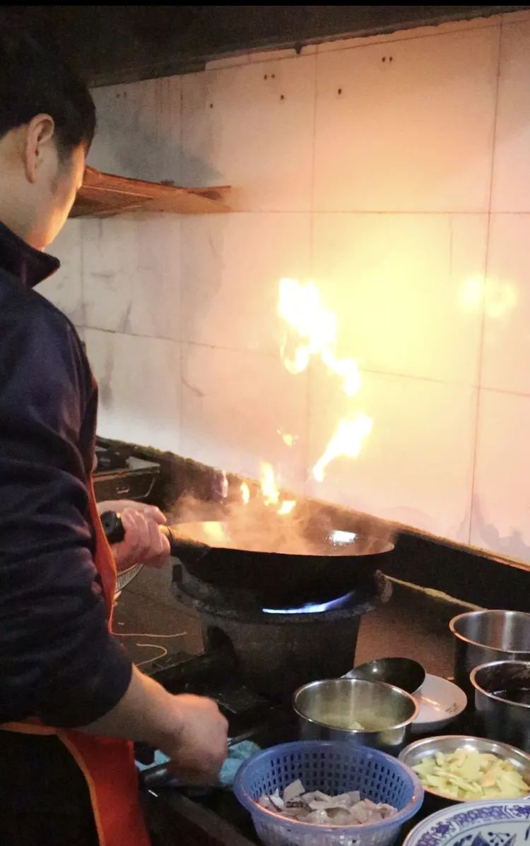 杭州的面館一條街,這家卻靠一道黑魚(yú)煲出圈