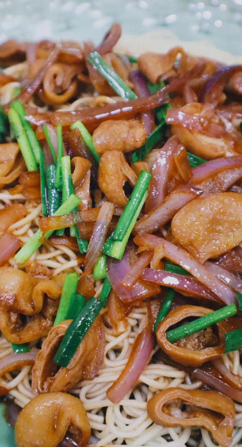 杭州的面館一條街,這家卻靠一道黑魚(yú)煲出圈