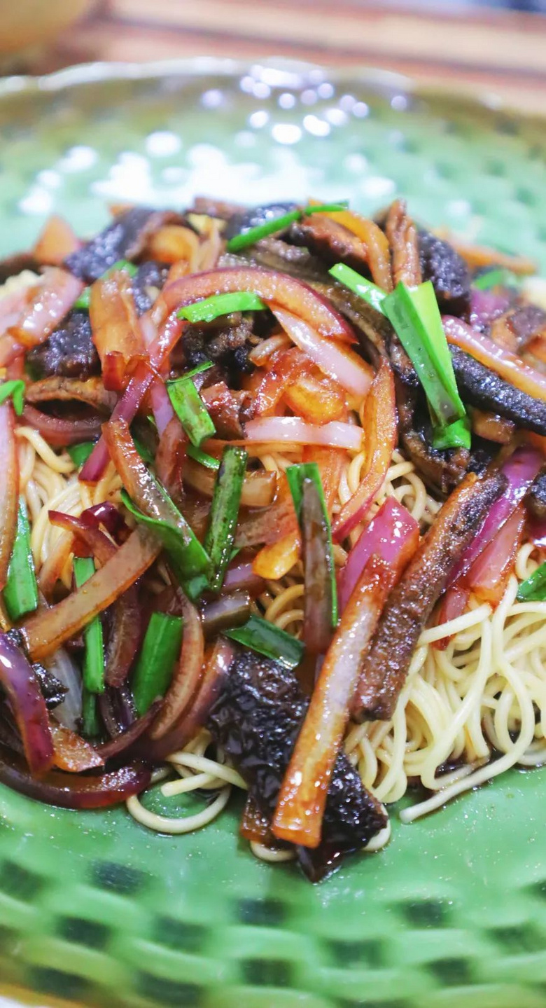 杭州的面館一條街,這家卻靠一道黑魚(yú)煲出圈
