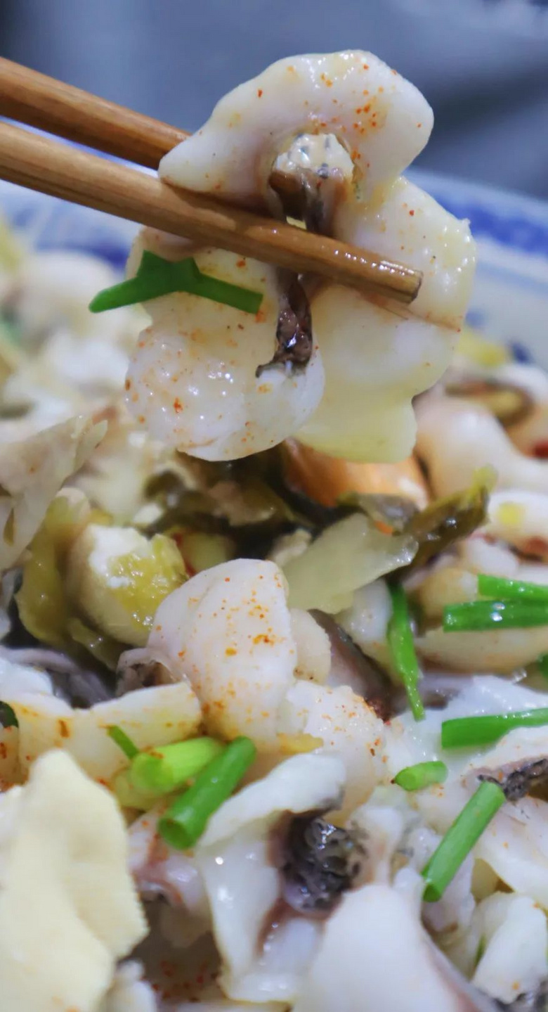 杭州的面館一條街,這家卻靠一道黑魚(yú)煲出圈