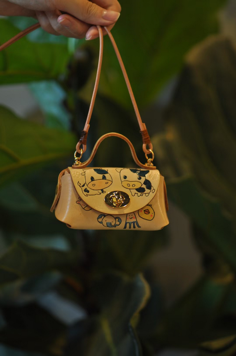 闺蜜俩一起来做了一件创意小皮具享受手作的美好时光