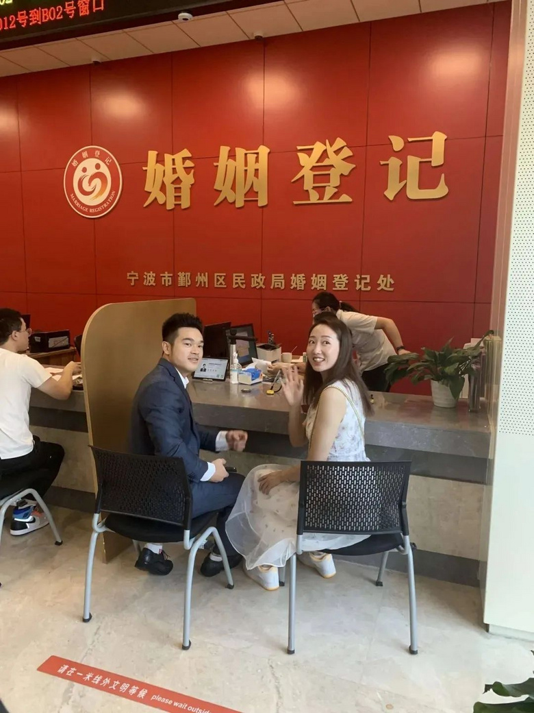 现场超甜!奥运冠军石智勇今天在宁波结婚了,新娘是小学同学