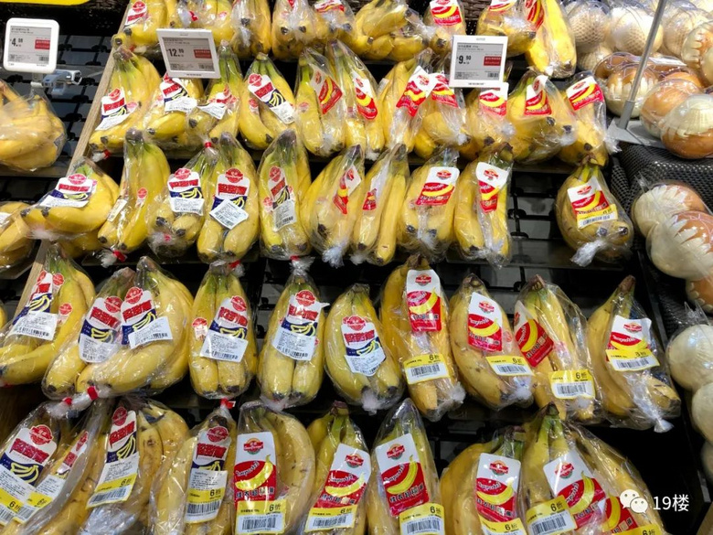 香蕉里有“螺旋菌蟲”最近別買？我們?nèi)コ泻退昕戳�，真相�? /></div><br>貨架上擺了幾種香蕉，原產(chǎn)地分別是厄瓜多爾、菲律賓和廣西，并沒有看到來自索馬里的。 會不會是這家超市恰好沒有索馬里產(chǎn)的香蕉？志玲查詢了海關(guān)總署動植物檢疫司的網(wǎng)站發(fā)現(xiàn)，<b>目前獲得我國檢驗檢疫準(zhǔn)入的新鮮水果種類及輸出國家地區(qū)名錄當(dāng)中，并沒有索馬里。</b></div><div><b><br></b><div align=