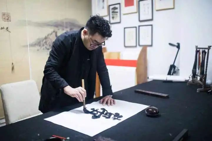 每天凌晨4点起床，换过31份职业！杭州这位书法家火了