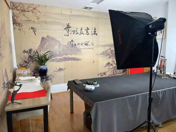 每天凌晨4点起床，换过31份职业！杭州这位书法家火了
