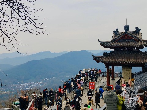 今天北高峰有多热闹？一大早索道排队两三百米！