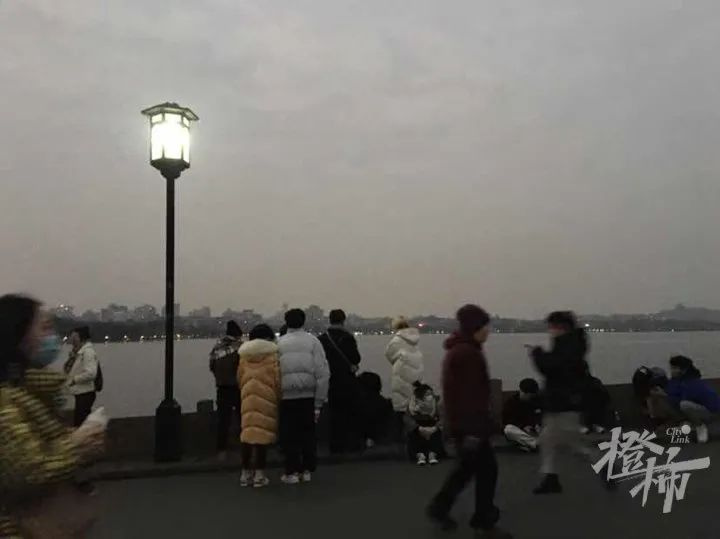 今天北高峰有多热闹？一大早索道排队两三百米！