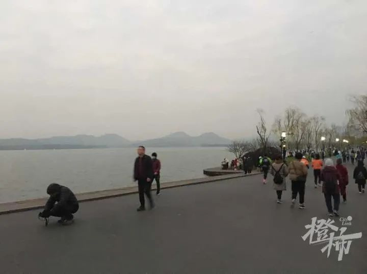 今天北高峰有多热闹？一大早索道排队两三百米！