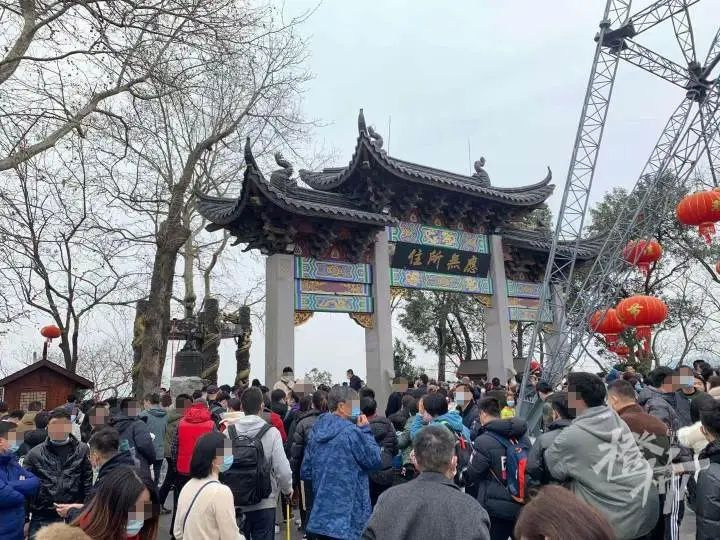 今天北高峰有多热闹？一大早索道排队两三百米！