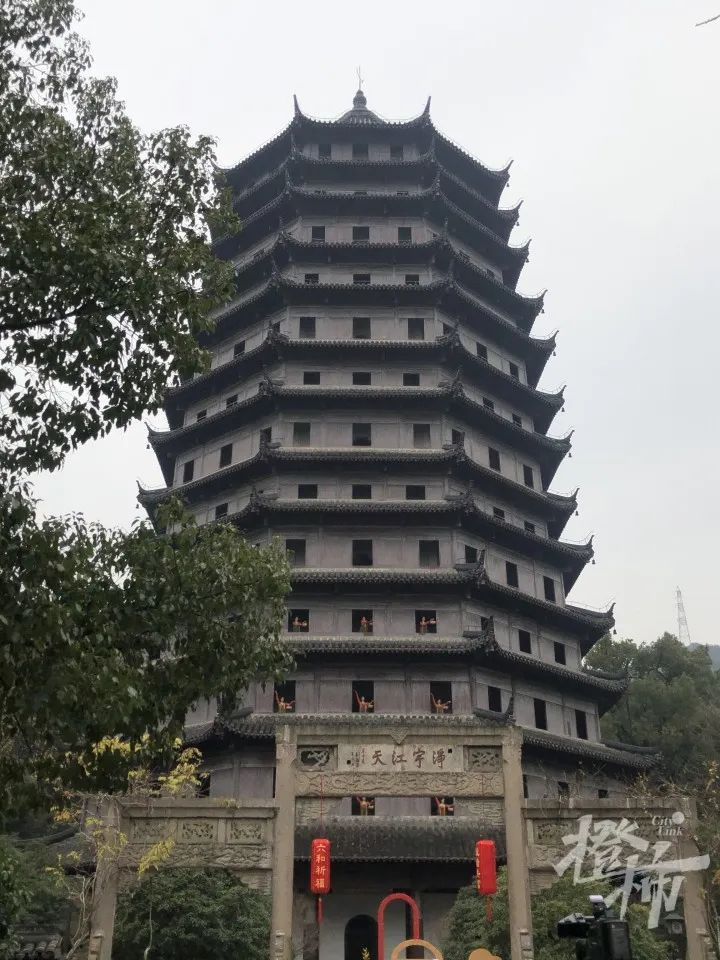 今天北高峰有多热闹？一大早索道排队两三百米！