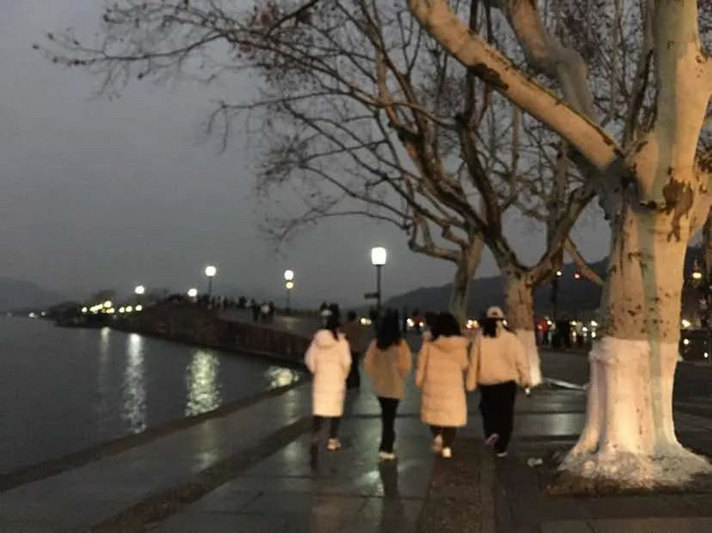 今天北高峰有多热闹？一大早索道排队两三百米！