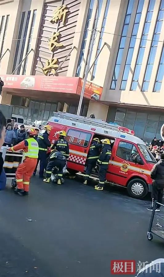痛心！2021年最后一天，这场火灾致8人死亡，1名消防员殉职