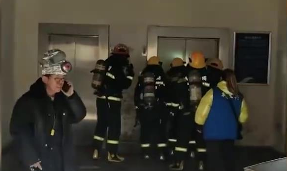 痛心！2021年最后一天，这场火灾致8人死亡，1名消防员殉职