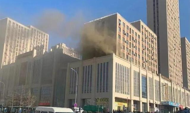 痛心！2021年最后一天，这场火灾致8人死亡，1名消防员殉职