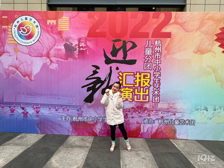 娃的拉丁舞匯報演出!雖然動作亂七八糟但是很值得鼓勵呀