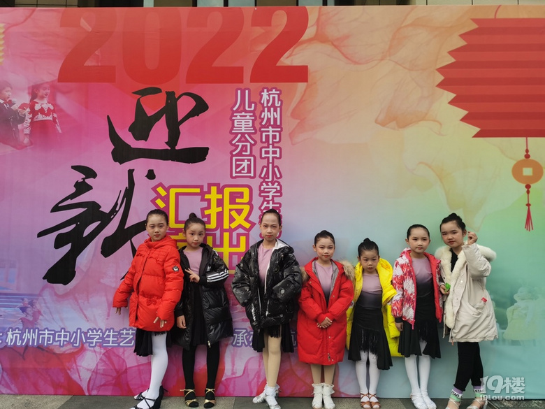 娃的拉丁舞匯報演出!雖然動作亂七八糟但是很值得鼓勵呀