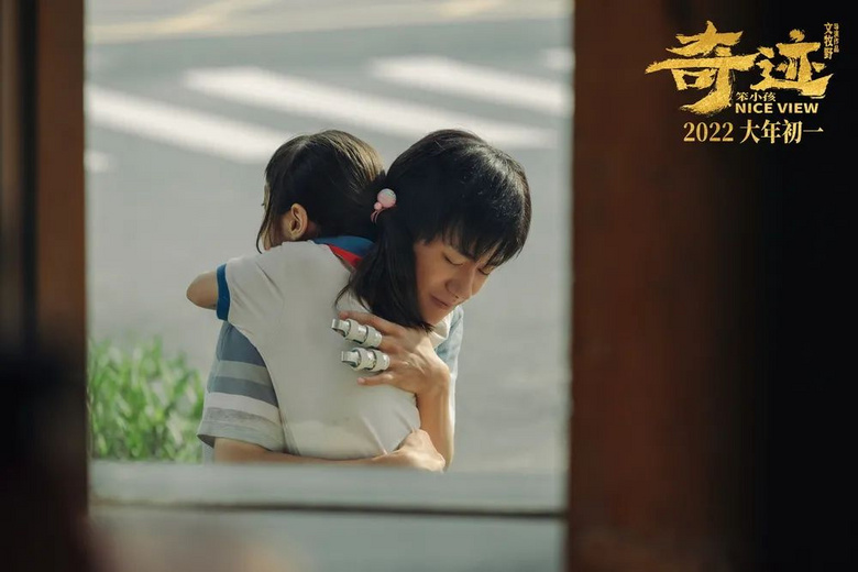 易烊千玺“深圳笨小孩”刷屏！一代人的“搞钱”回忆，老母亲看哭
