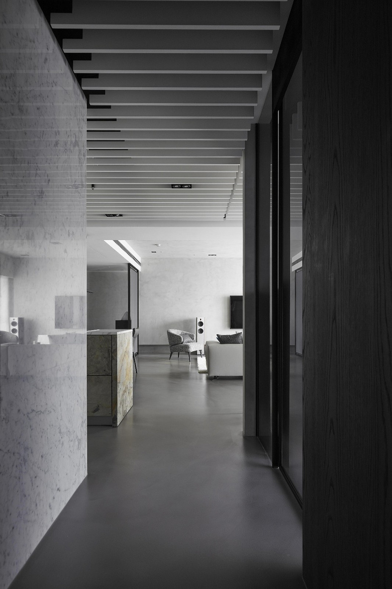 93�O�Ҷȼ�װ���ڰ�ɫ���صķ��