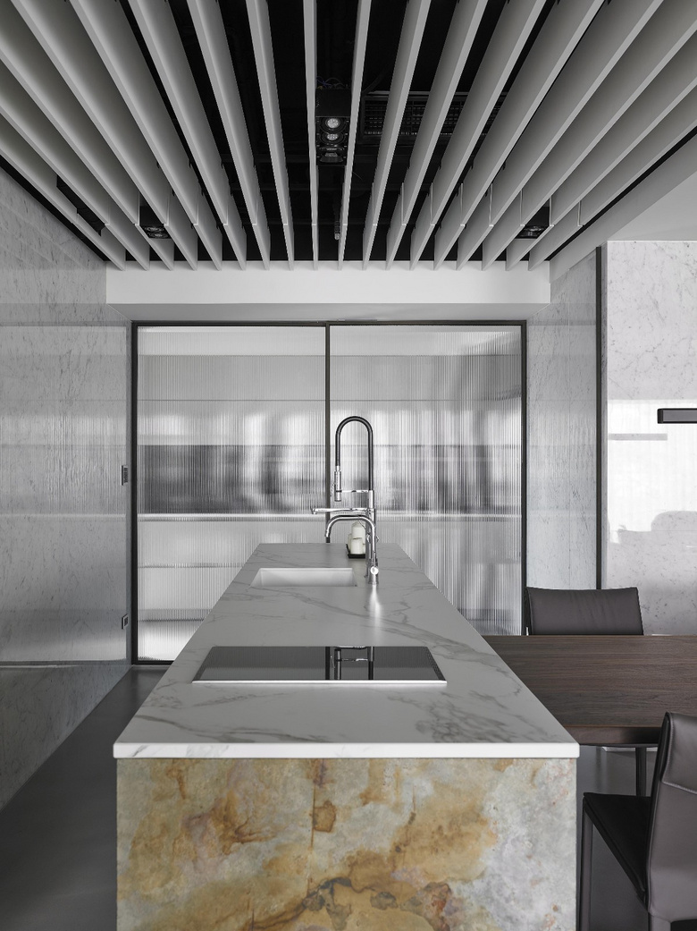 93�O�Ҷȼ�װ���ڰ�ɫ���صķ��