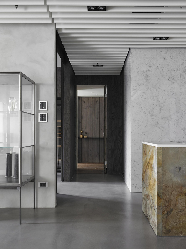 93�O�Ҷȼ�װ���ڰ�ɫ���صķ��