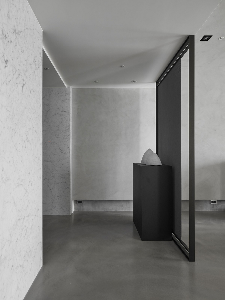 93�O�Ҷȼ�װ���ڰ�ɫ���صķ��