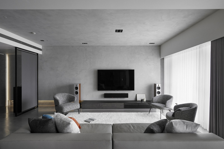 93�O�Ҷȼ�װ���ڰ�ɫ���صķ��