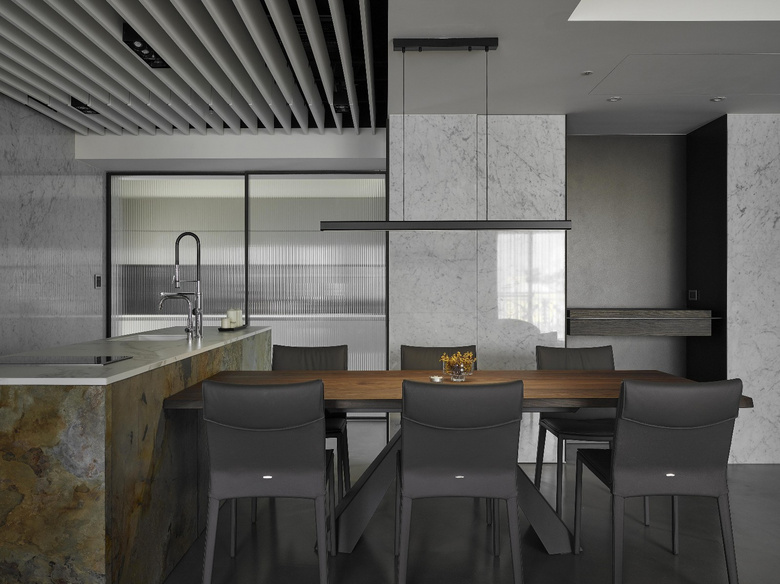 93�O�Ҷȼ�װ���ڰ�ɫ���صķ��