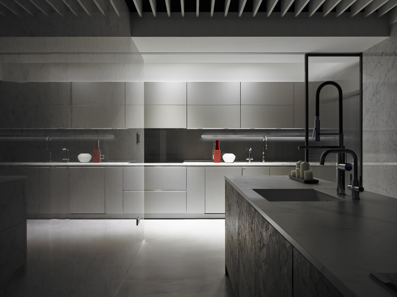 93�O�Ҷȼ�װ���ڰ�ɫ���صķ��